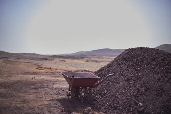 在摩洛哥沙漠中工作的挖掘机 — 图库照片