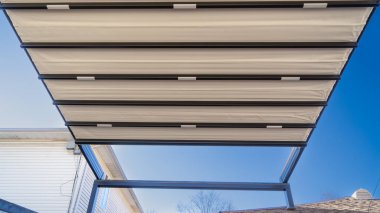 Güneş ışığı fotoğrafındaki pergola güneşliği