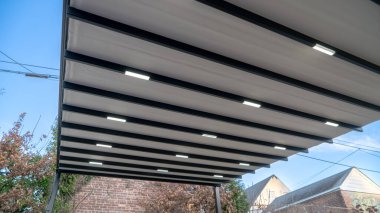 Güneş ışığı fotoğrafındaki pergola güneşliği