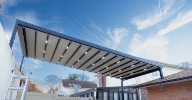 Güneş ışığı fotoğrafındaki pergola güneşliği