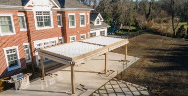 Güneş ışığı fotoğrafındaki pergola güneşliği