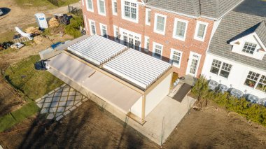 Güneş ışığı fotoğrafındaki pergola güneşliği