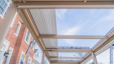 Güneş ışığı fotoğrafındaki pergola güneşliği