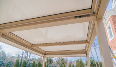 Güneş ışığı fotoğrafındaki pergola güneşliği