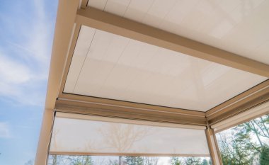 Güneş ışığı fotoğrafındaki pergola güneşliği