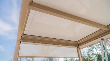Güneş ışığı fotoğrafındaki pergola güneşliği