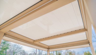 Güneş ışığı fotoğrafındaki pergola güneşliği