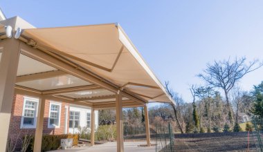 Güneş ışığı fotoğrafındaki pergola güneşliği