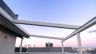 Güneş ışığı fotoğrafındaki pergola güneşliği