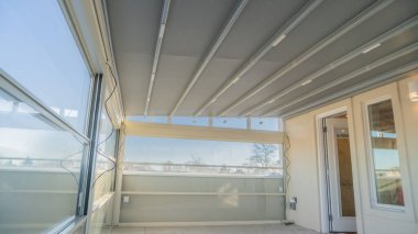 Güneş ışığı fotoğrafındaki pergola güneşliği