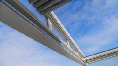 Güneş ışığı fotoğrafındaki pergola güneşliği