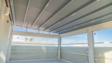 Güneş ışığı fotoğrafındaki pergola güneşliği