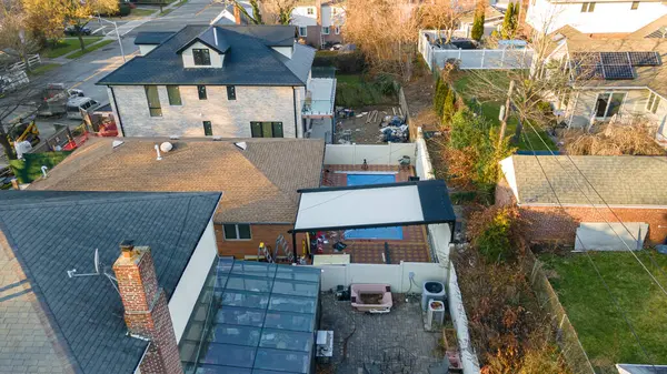 Güneş ışığı fotoğrafındaki pergola güneşliği