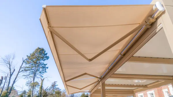 Güneş ışığı fotoğrafındaki pergola güneşliği