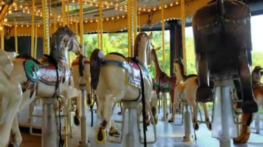 Boş atlıkarınca dönüp duruyor.