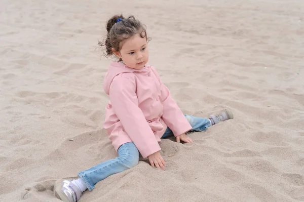 Εκφραστική Νεαρή Κοπέλα Παίζει Στην Άμμο Μια Ομιχλώδη Ημέρα — Φωτογραφία Αρχείου