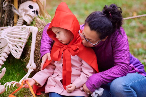 Девушка Красном Костюме Верховой Езды Хэллоуин Фотографирует Ярмарке — стоковое фото