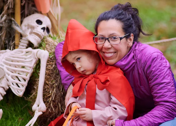 Девушка Красном Костюме Верховой Езды Хэллоуин Фотографирует Ярмарке — стоковое фото