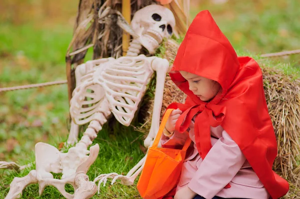 Młoda Dziewczyna Czerwonym Stroju Kaptur Jazdy Halloween — Zdjęcie stockowe