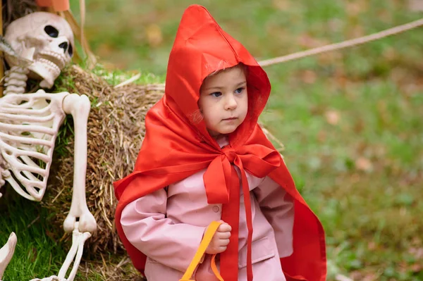 Mladý Gril Červeném Jezdeckém Kostýmu Halloween — Stock fotografie