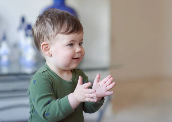 かわいいです幼児Clapping彼の手にホーム — ストック写真