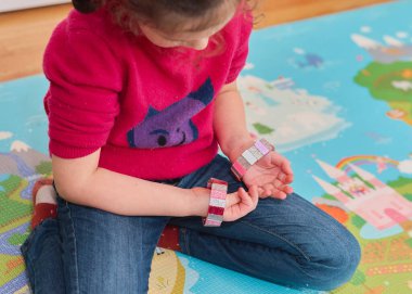 Güzel genç kız güzellik aksesuarlarıyla oynuyor.