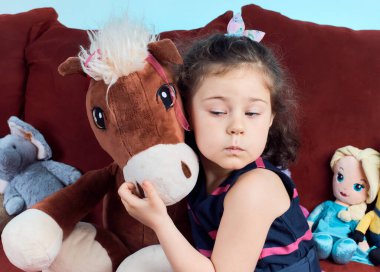 Güzel kız poz veriyor poz veriyor peluş oyuncaklarıyla