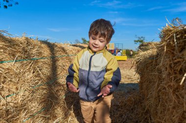 Cadılar Bayramı 'nda samanlıkta koşuşturan tatlı çocuk.