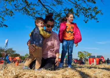 Cadılar Bayramı 'nda çiftlikteki samanlığın tepesinde çocukları olan annem.