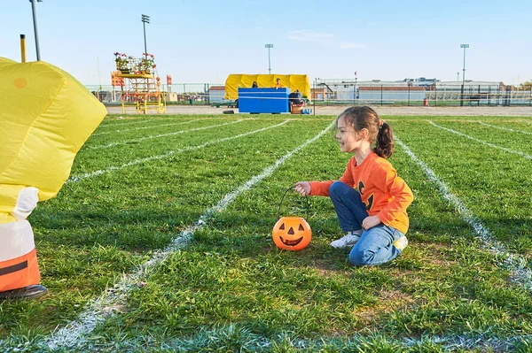 Wyścig Pisanek Halloween Młoda Dziewczyna Zbierająca Plastikowe Jaja Wypełnione Cukierkami — Zdjęcie stockowe