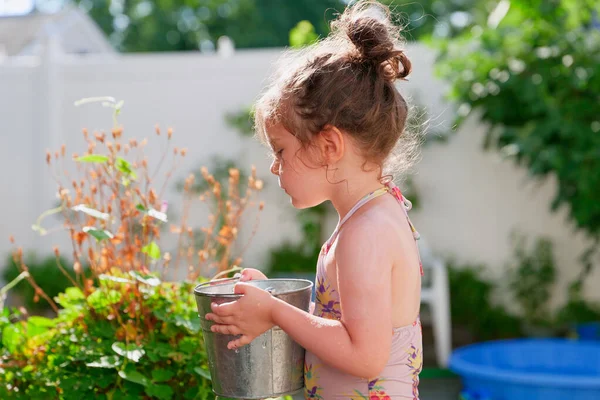 Aranyos Fiatal Lány Öntözés Növények Egy Vödör Egy Nyári Napon — Stock Fotó