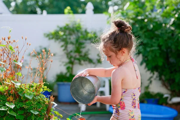 Χαριτωμένο Νεαρό Κορίτσι Πότισμα Φυτά Έναν Κουβά Μια Καλοκαιρινή Μέρα — Φωτογραφία Αρχείου