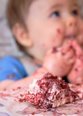 Bu küçük çocuk için ilk doğum günü kutlaması ve ilk kez pasta yemek.