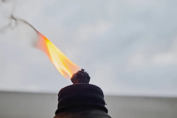 Flamme Und Brennender Docht Einer Ölfackel Gegen Einen Bewölkten Himmel — Stockfoto