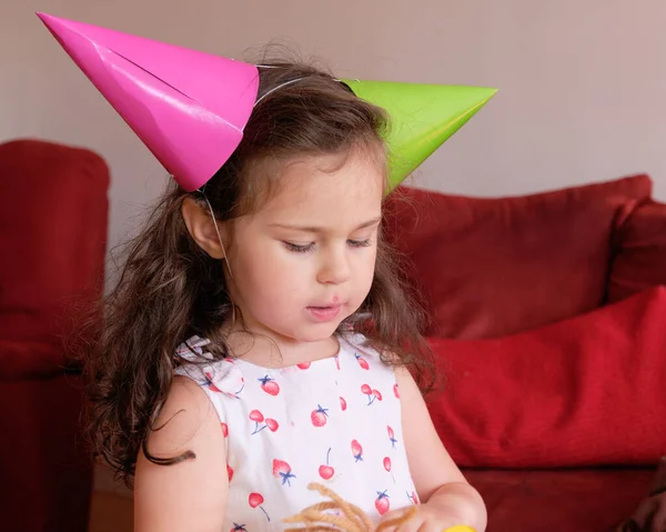 Kislány Egy Aranyos Ruha Party Kalap Bátyja Születésnapi Ünnepségén — Stock Fotó