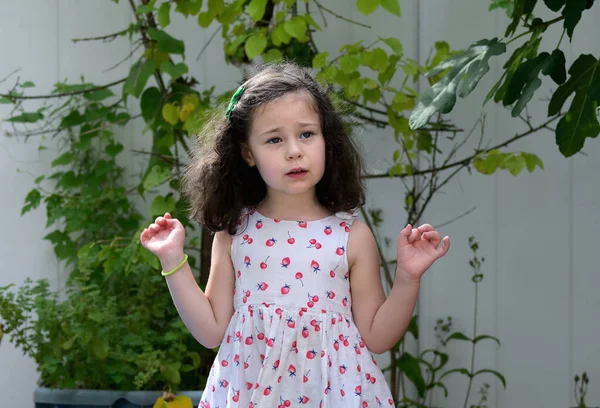穿着夏装的多愁善感的小女孩在后院享受着 — 图库照片