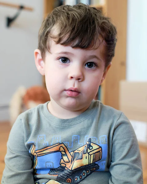 一个三岁的小男孩在客厅里玩玩具的肖像 — 图库照片