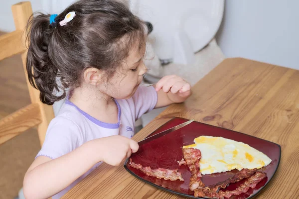 Jeune Fille Manger Des Œufs Bacon Avec Couteau Fourchette Pour — Photo