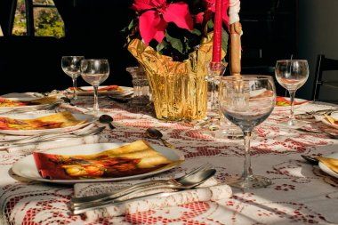Şükran Günü yemeği için masa servisi.