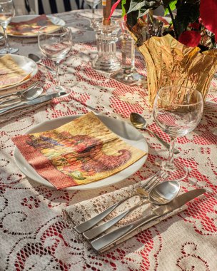 Şükran Günü yemeği için masa servisi.