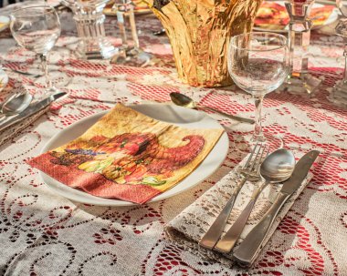 Şükran Günü yemeği için masa servisi.