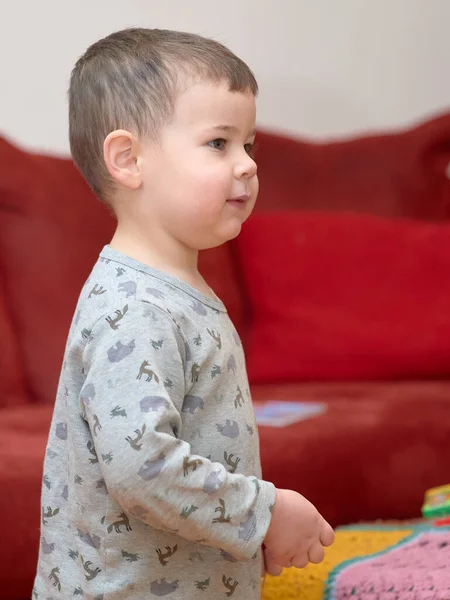 Evde Televizyon Izlerken Oyuncak Kamerayla Oynayan Tatlı Çocuk — Stok fotoğraf