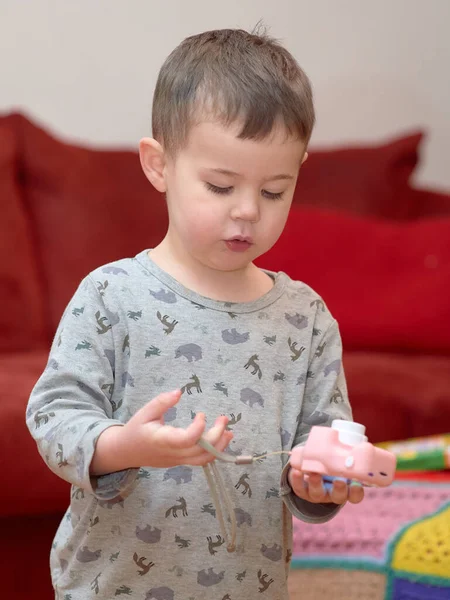 Słodkie Maluch Grać Zabawka Aparat Podczas Oglądania Domu — Zdjęcie stockowe