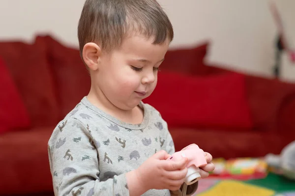 在家里看电视的时候 小孩子玩玩具相机很可爱 — 图库照片