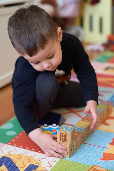 Милий Молодий Хлопчик Грає Іграшками Дитячій Кімнаті Вдома — стокове фото