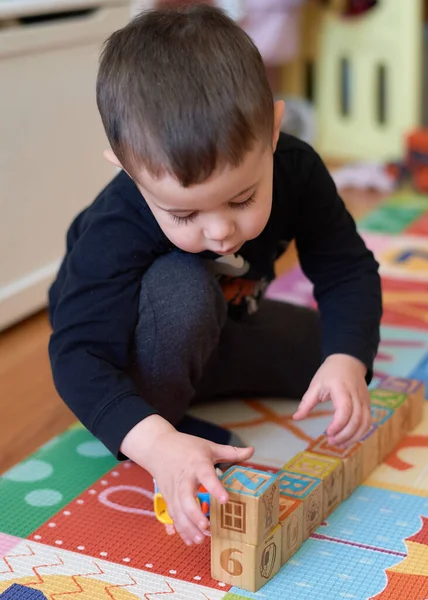 可爱的小男孩在家里的婴儿房里玩玩具 — 图库照片