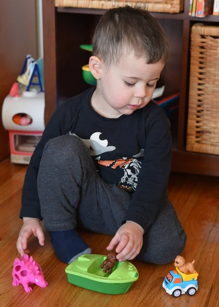 Милий Молодий Хлопчик Грає Іграшками Дитячій Кімнаті Вдома — стокове фото