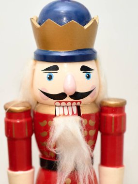 Masanın üzerinde küçük bir noel ağacının yanında fındık kıracağı ve Noel süslemesi var.