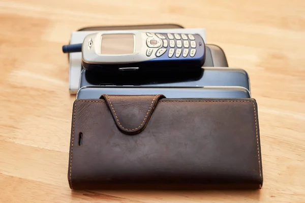 Кучка Старых Использованных Сотовых Телефонов Разных Десятилетий Лежащих Столе — стоковое фото