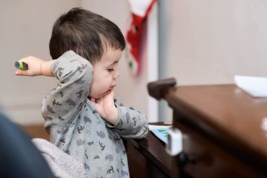 Şirin oğlan kitabına yazıyor.